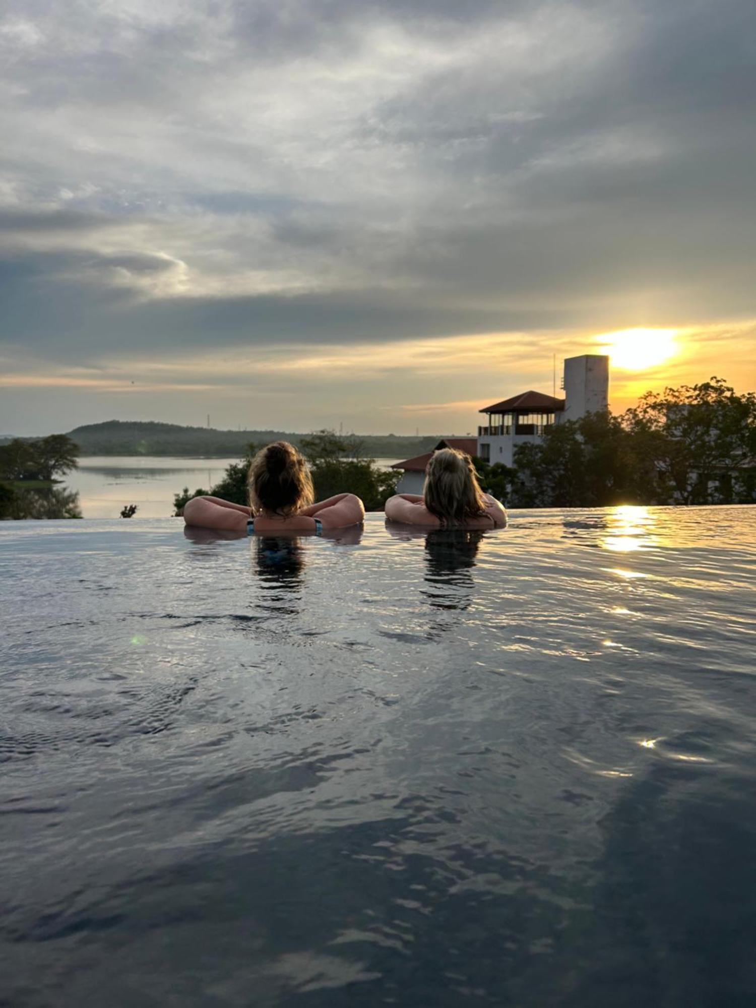 Sundown Lake Hotel & Spa Habarana Eksteriør bilde