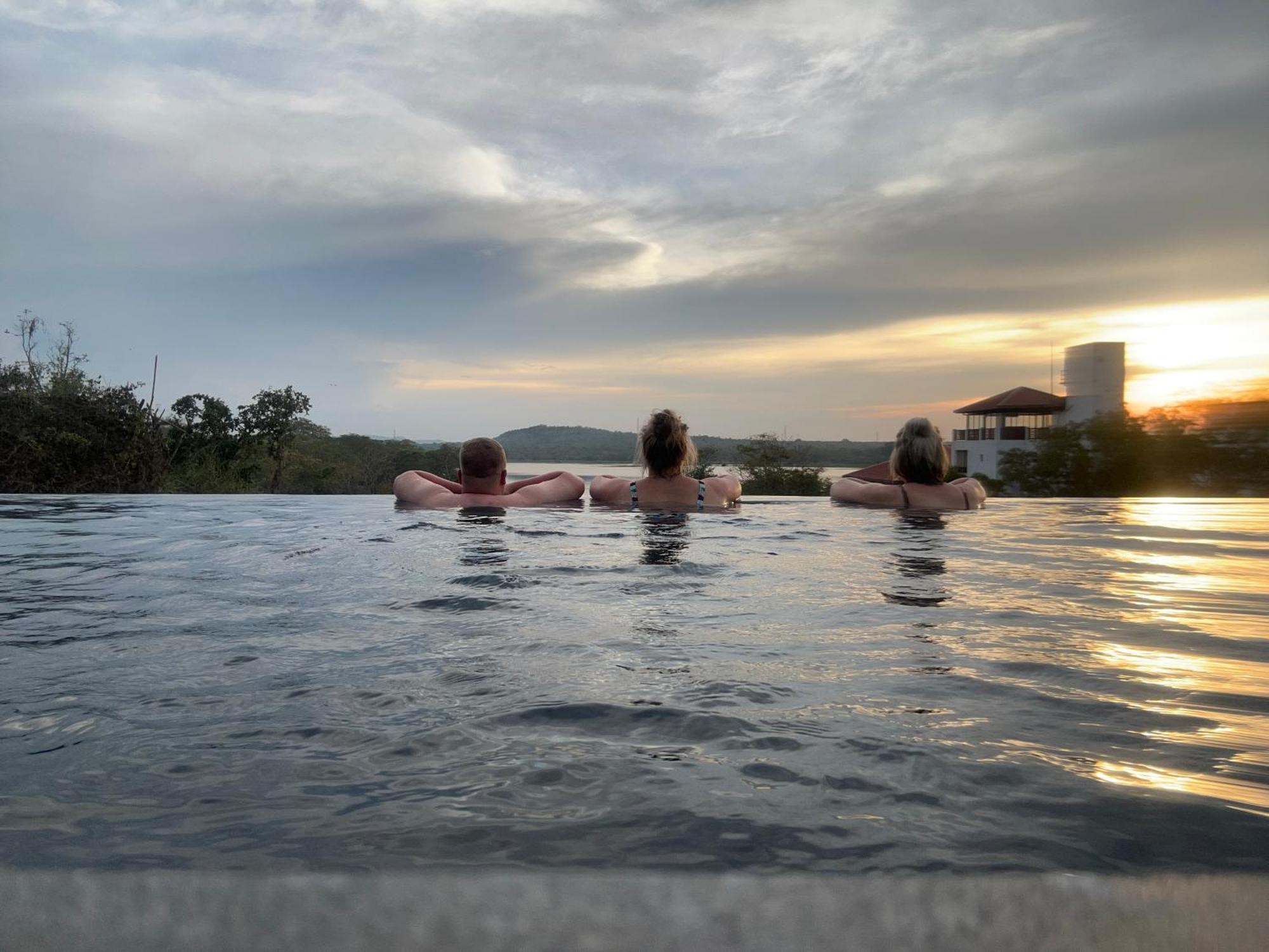 Sundown Lake Hotel & Spa Habarana Eksteriør bilde