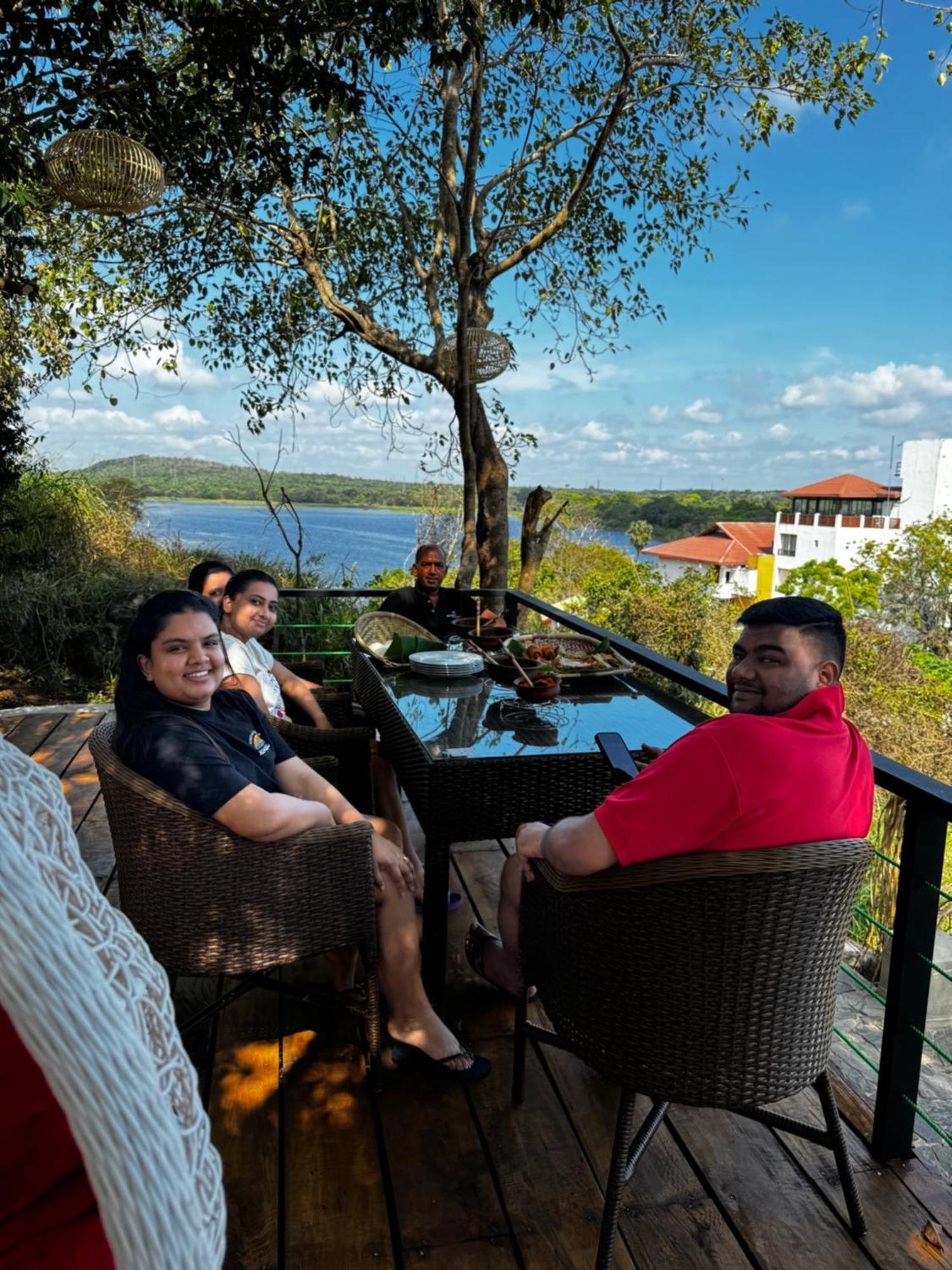 Sundown Lake Hotel & Spa Habarana Eksteriør bilde